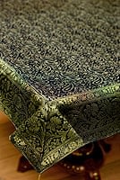 〔約105cm×105cm〕インドの金糸入りテーブルカバー - ダーク×ペイズリーの商品写真