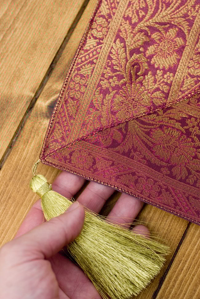 〔約180cm×40cm〕インドの金糸入りテーブルランナー - 赤紫×マルチカラー 2 - 四隅にはこのような飾りがついています。