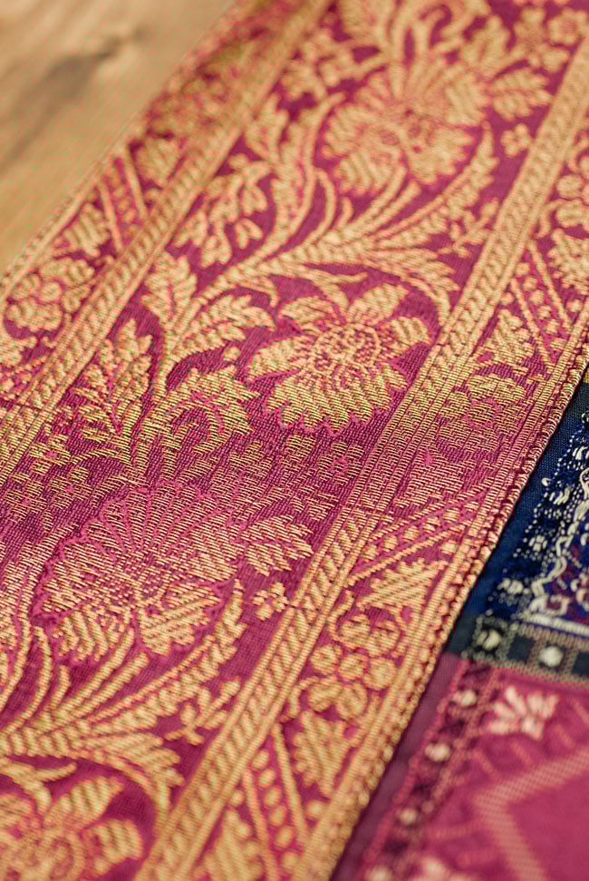 〔約180cm×40cm〕インドの金糸入りテーブルランナー - 赤紫×マルチカラー 3 - 縁の部分の装飾が美しいです。