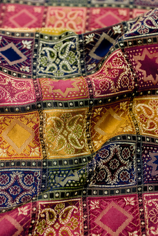 〔約180cm×40cm〕インドの金糸入りテーブルランナー - 赤紫×マルチカラー 5 - 光沢感のある美しい布が使われています。裏地がついていて二重構造になっていますので、しっかりしています。