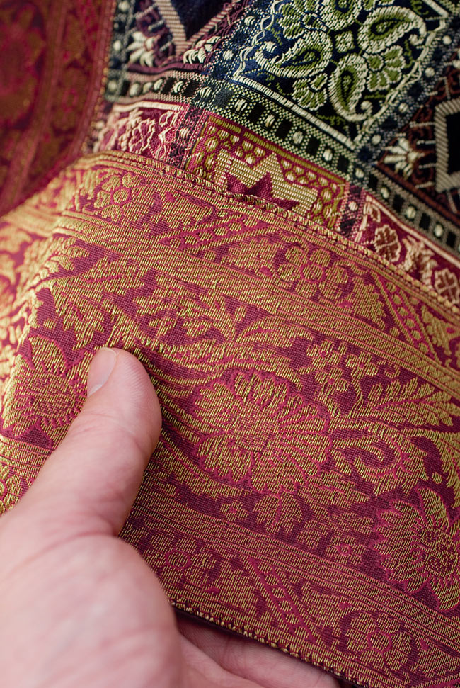 〔約180cm×40cm〕インドの金糸入りテーブルランナー - 赤紫×マルチカラー 6 - ふちの部分は堅さとしなやかさのあるがあり丈夫です。