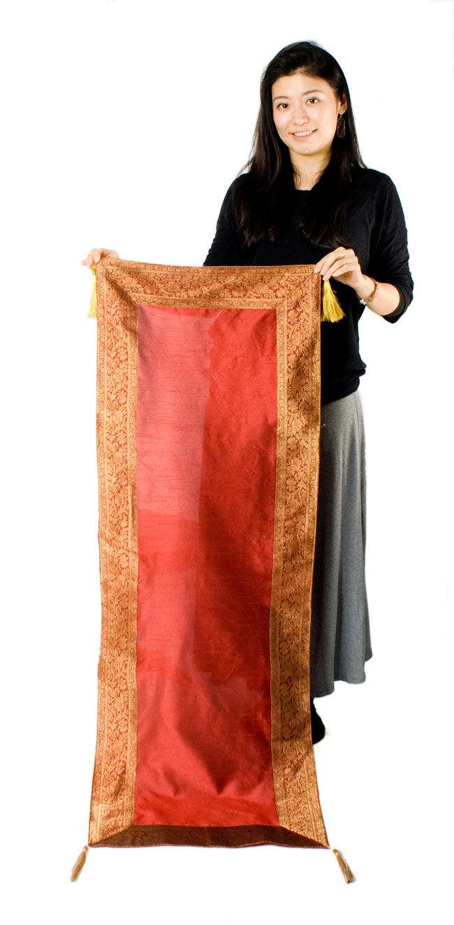 〔約140cm×50cm〕インドの金糸入りテーブルランナー - レッド 7 - 大きさの参考にモデルさんが持ってみました。