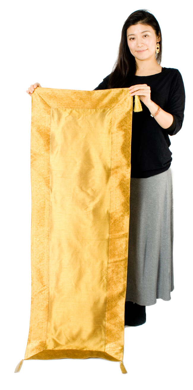 〔約140cm×50cm〕インドの金糸入りテーブルランナー - オリーブ 7 - 大きさの参考にモデルさんが持ってみました。