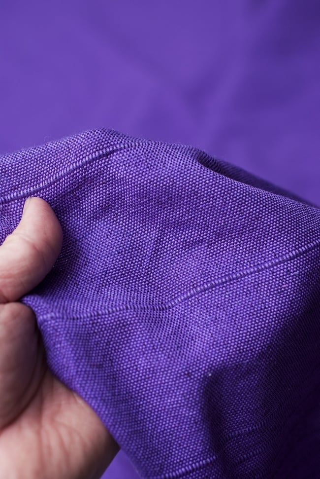 〔235cm×150cm〕カディコットン風マルチクロス - モノカラー パープル 5 - 生地の拡大写真です。生地を節約するために薄く作られていて簡単に透けてしまう物もありますが、こちらは厚手でしっかりしているので長く使えそうです。