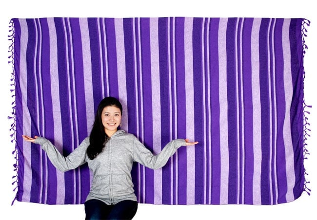 〔235cm×150cm〕カディコットン風マルチクロス - モノカラー パープル 6 - 色違いの商品とモデルさんのサイズ比較写真になります。シングルベッドサイズの便利で大きな布です。(以下の写真は同ジャンル品のものになります。)