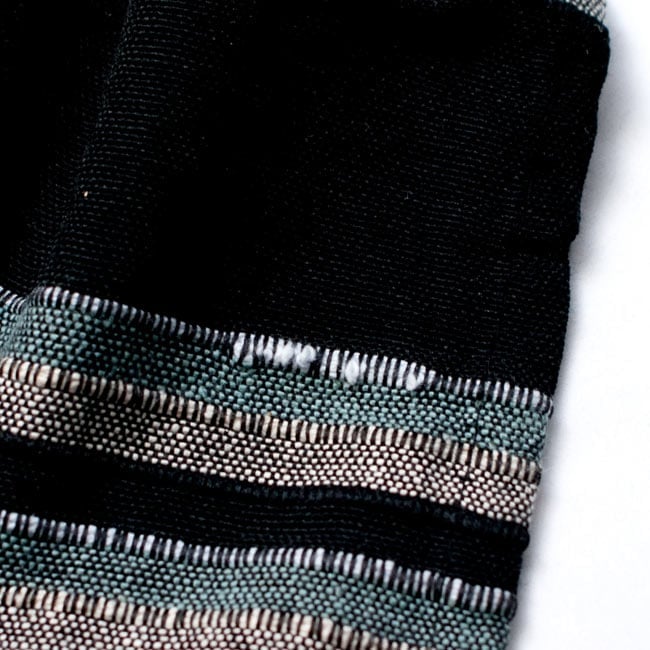 〔235cm×150cm〕カディコットン風マルチクロス - モノカラー パープル 7 - こちらの布はインドでハンドメイドされたやさしい風合いが魅力なのですが、現代的な工場でつくられる製品と比べると、このようなホツレや織りキズが若干ある場合がございます。製品の特性としてご了承いただけますと幸いです。