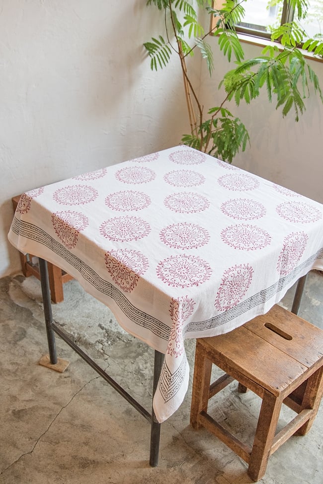 [約106cm x 約106cm]木版染め インド綿テーブルクロス  - 花柄の写真1枚目です。室内での使用例です。マルチクロス,インド綿 布,テーブルクロス,布