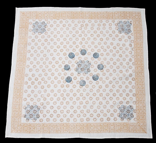 [約106cm x 約106cm]木版染め インド綿テーブルクロス  - 生成り花柄 3 - ほぼ正方形の形をしています。