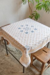 型染め　テーブルクロス+ ラタンバッグ　おまとめ専用 約106cm x 約106cm]木版染め インド綿テーブルクロス - 生成り花柄 の