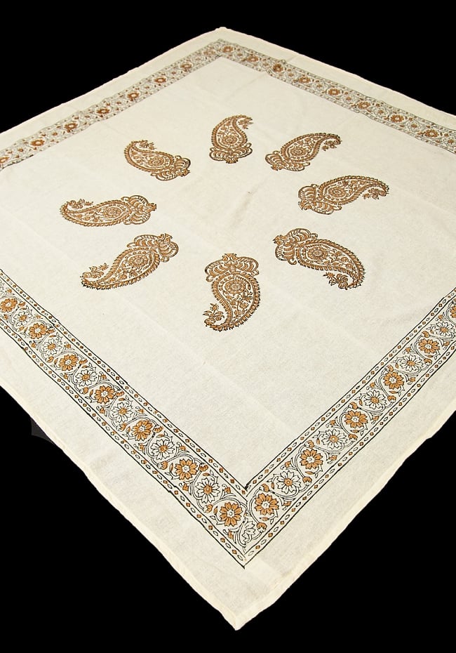 [約100cm x 約100cm]木版染め インド綿テーブルクロス  - 生成りペイズリー 2 - 広げてみました。