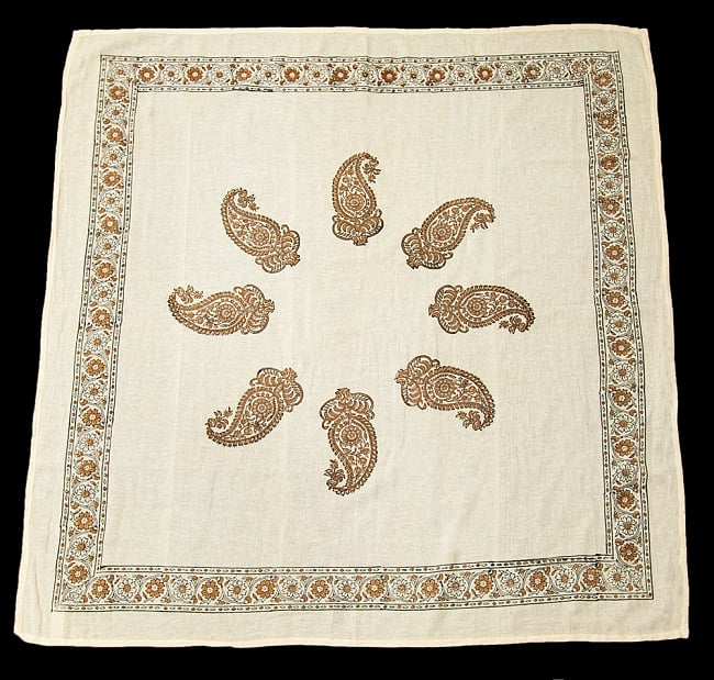 [約100cm x 約100cm]木版染め インド綿テーブルクロス  - 生成りペイズリー 3 - ほぼ正方形の形をしています。