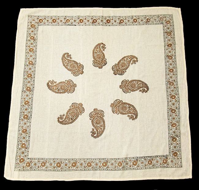 [約100cm x 約100cm]木版染め インド綿テーブルクロス  - 生成りペイズリー 3 - ほぼ正方形の形をしています。