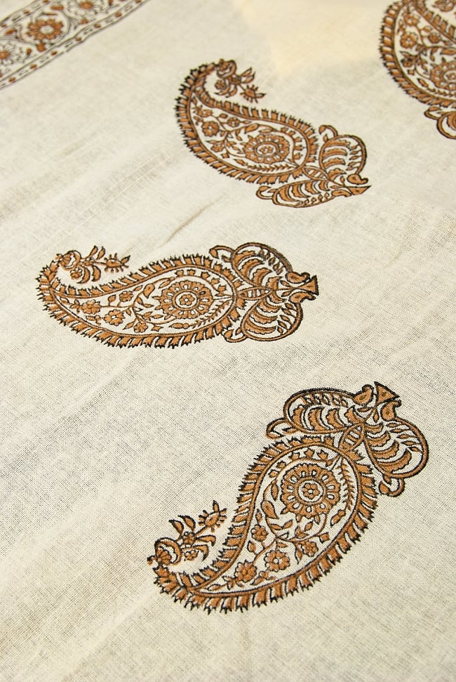 [約100cm x 約100cm]木版染め インド綿テーブルクロス  - 生成りペイズリー 5 - 手作りの木版を使用しているので、微妙なかすれなどが雰囲気を出しています