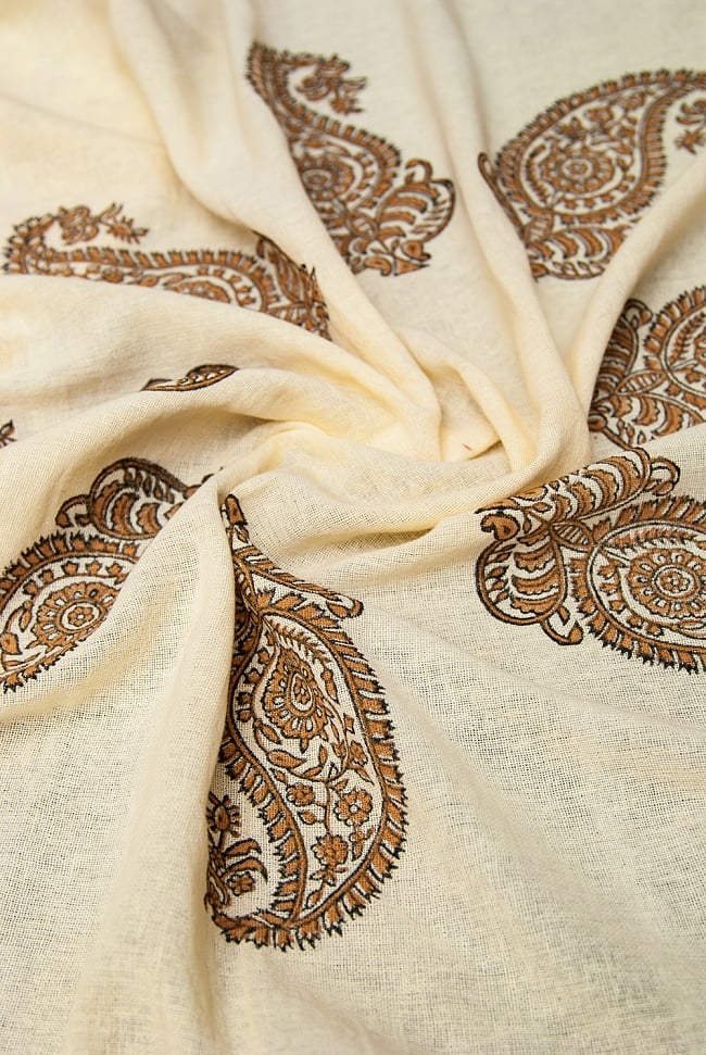 [約100cm x 約100cm]木版染め インド綿テーブルクロス  - 生成りペイズリー 6 - テーブルクロスのほか、壁掛けやカーテンなどにも使えそうです。