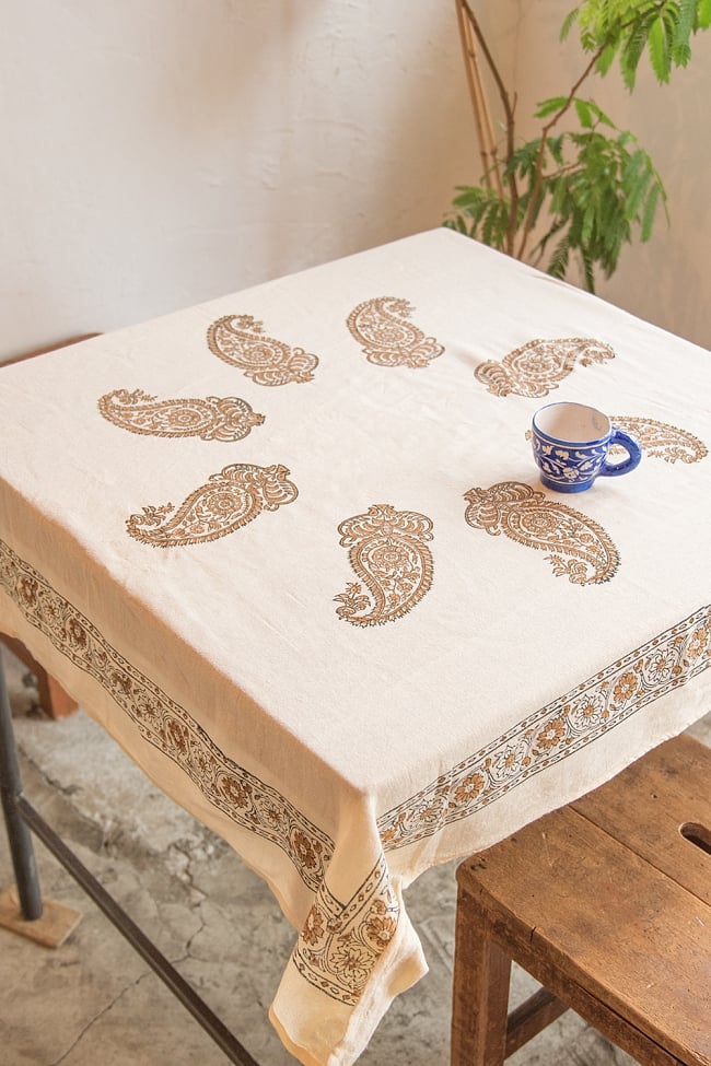 [約100cm x 約100cm]木版染め インド綿テーブルクロス  - 生成りペイズリーの写真1枚目です。室内での使用例です。マルチクロス,インド綿 布,テーブルクロス,布