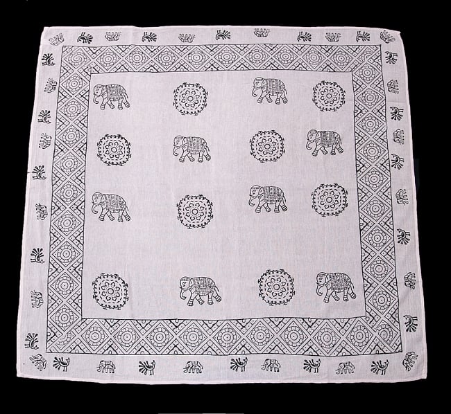 [約100cm x 約100cm]木版染め インド綿テーブルクロス  - 薄小豆色 象さん 3 - ほぼ正方形の形をしています。