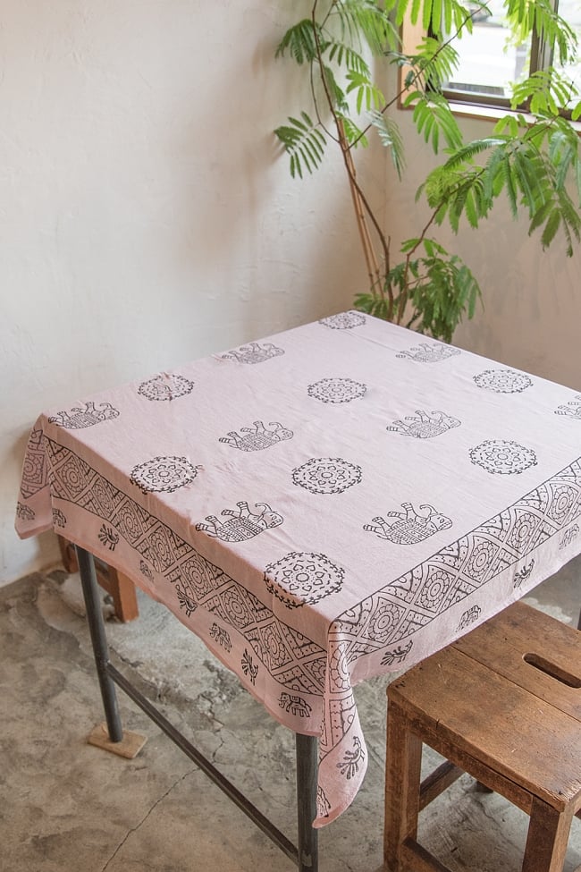 [約100cm x 約100cm]木版染め インド綿テーブルクロス  - 薄小豆色 象さんの写真1枚目です。室内での使用例です。マルチクロス,インド綿 布,テーブルクロス,布