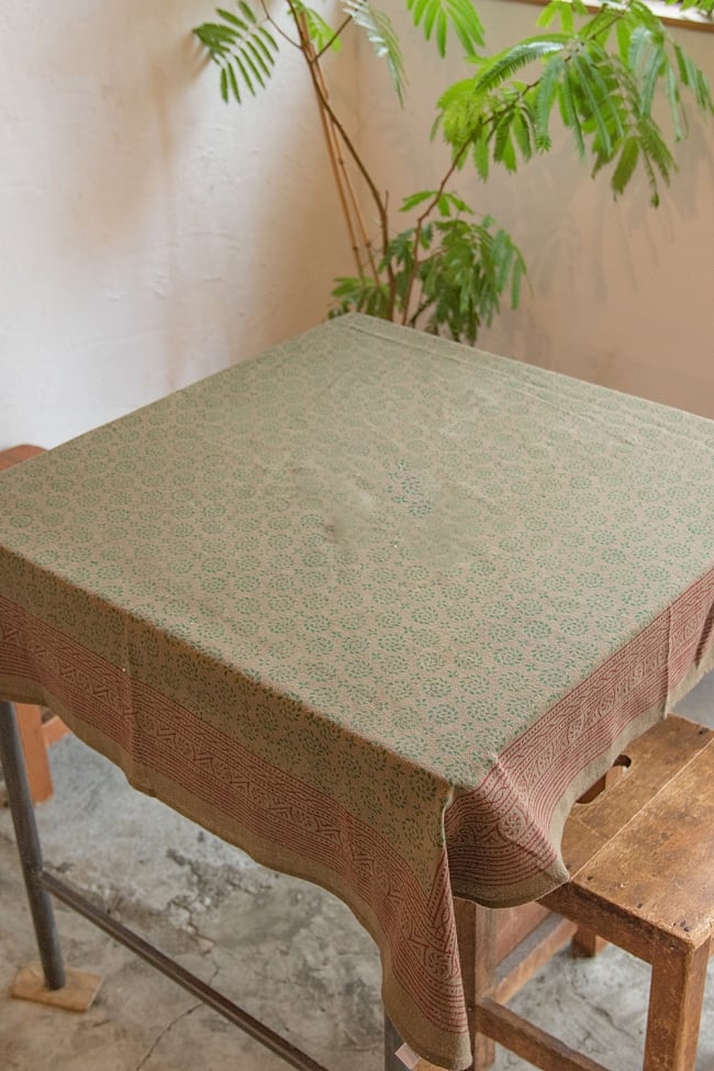 [約106cm x 約110cm]木版染め インド綿テーブルクロス  - 小花柄の写真1枚目です。室内での使用例です。マルチクロス,インド綿 布,テーブルクロス,布