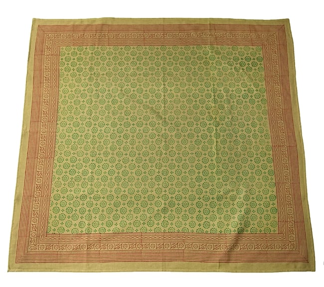 [約106cm x 約108cm]木版染め インド綿テーブルクロス  - ライトグリーン 小花柄 3 - ほぼ正方形の形をしています。