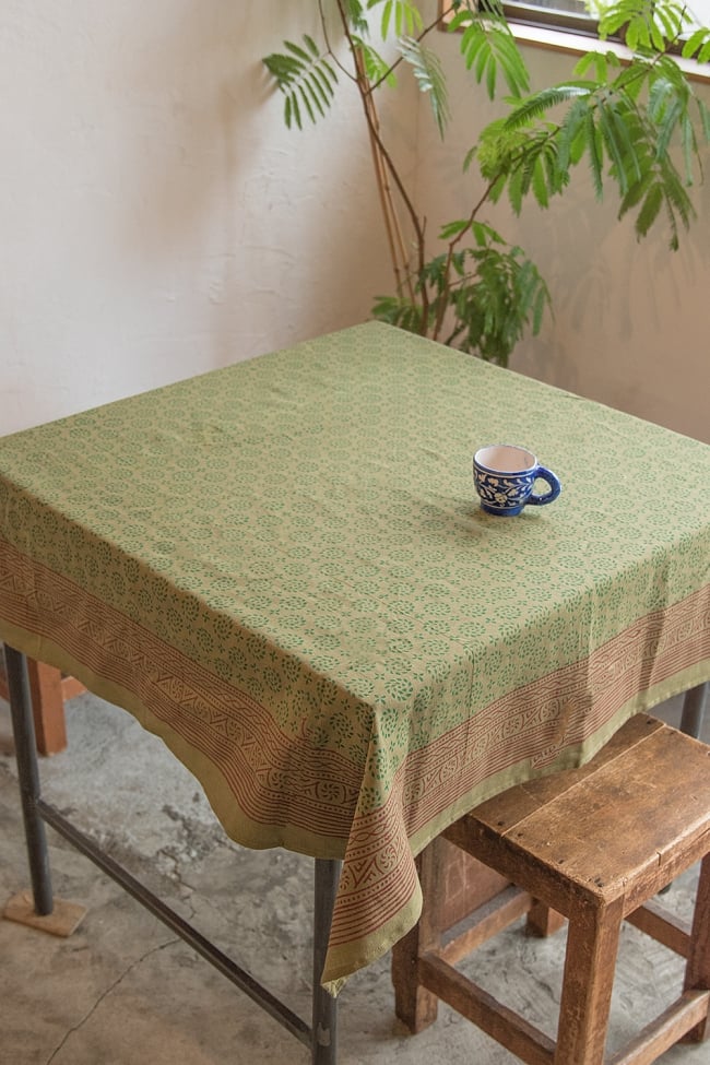 [約106cm x 約108cm]木版染め インド綿テーブルクロス  - ライトグリーン 小花柄の写真1枚目です。室内での使用例です。マルチクロス,インド綿 布,テーブルクロス,布