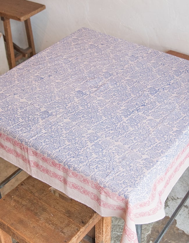 [約100cm x 約104cm]木版染め インド綿テーブルクロス  - ボタニカル柄の写真1枚目です。室内での使用例です。マルチクロス,インド綿 布,テーブルクロス,布