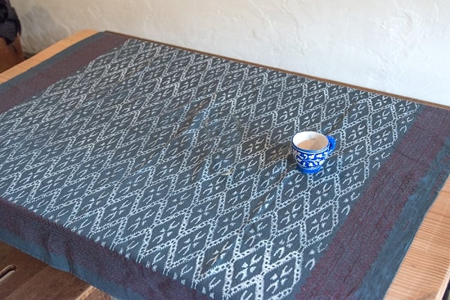 [約107cm x 約105cm]木版染め インド綿テーブルクロス  - オルテガ柄の写真1枚目です。室内での使用例です。マルチクロス,インド綿 布,テーブルクロス,布