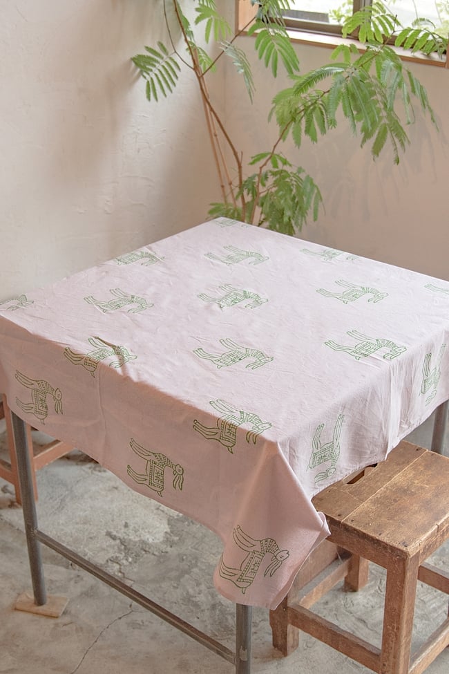 [約106cm x 約110cm]木版染め インド綿テーブルクロス  - アニマル柄の写真1枚目です。室内での使用例です。マルチクロス,インド綿 布,テーブルクロス,布