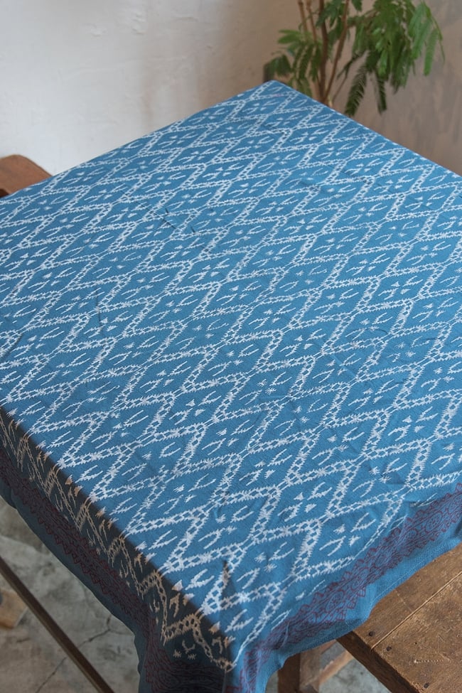 [約106cm x 約105cm]木版染め インド綿テーブルクロス  - オルテガ柄 ネイビーの写真1枚目です。室内での使用例です。マルチクロス,インド綿 布,テーブルクロス,布