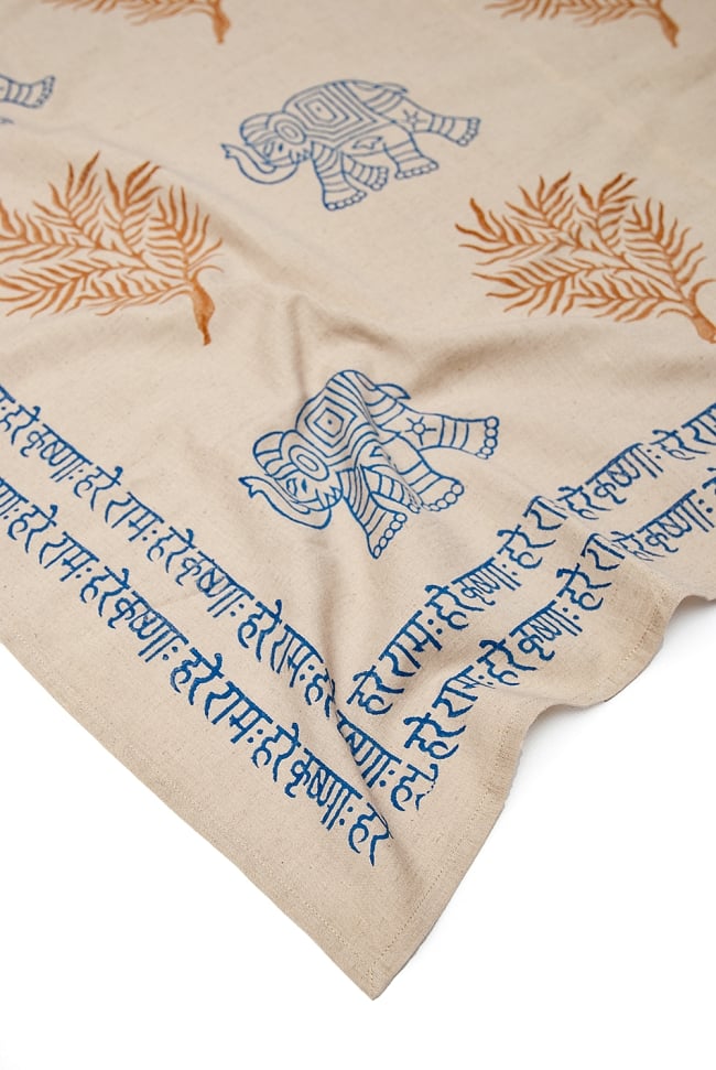 [約102cm x 約105cm]木版染め インド綿テーブルクロス  - 象と樹木 4 - 端の部分の様子をみてみました。