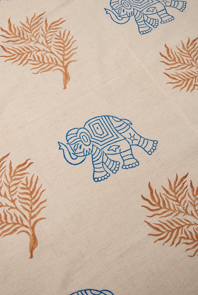 [約102cm x 約105cm]木版染め インド綿テーブルクロス  - 象と樹木 5 - 手作りの木版を使用しているので、微妙なかすれなどが雰囲気を出しています