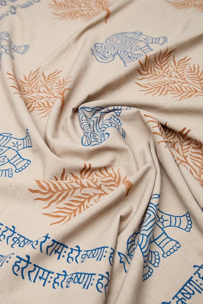 [約102cm x 約105cm]木版染め インド綿テーブルクロス  - 象と樹木 6 - テーブルクロスのほか、壁掛けやカーテンなどにも使えそうです。