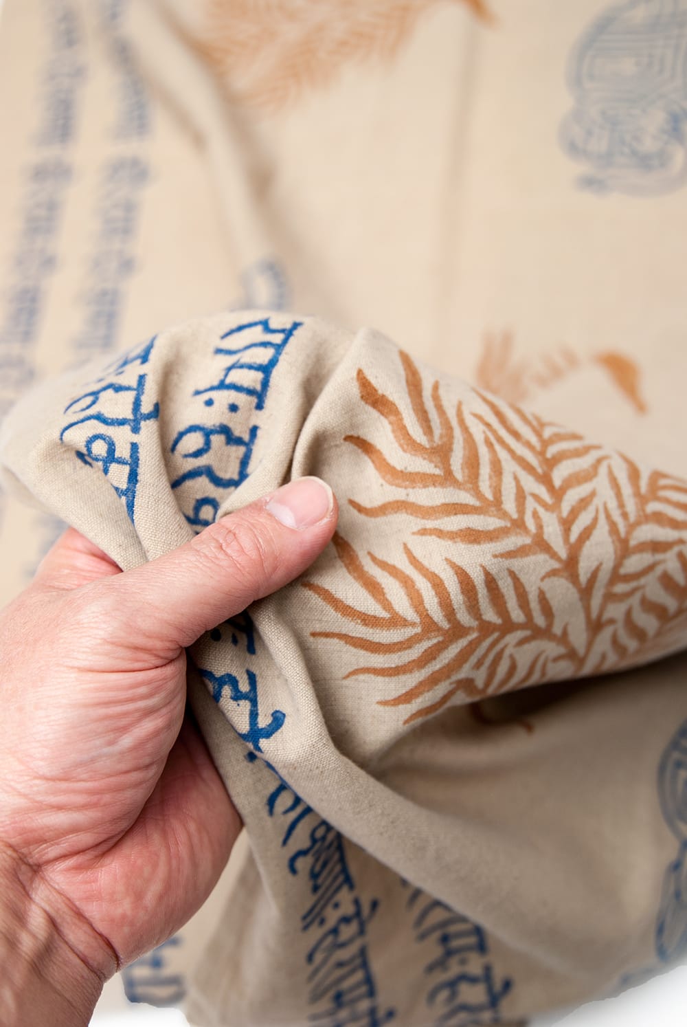 約102cm x 約105cm]木版染め インド綿テーブルクロス - 象と樹木 の