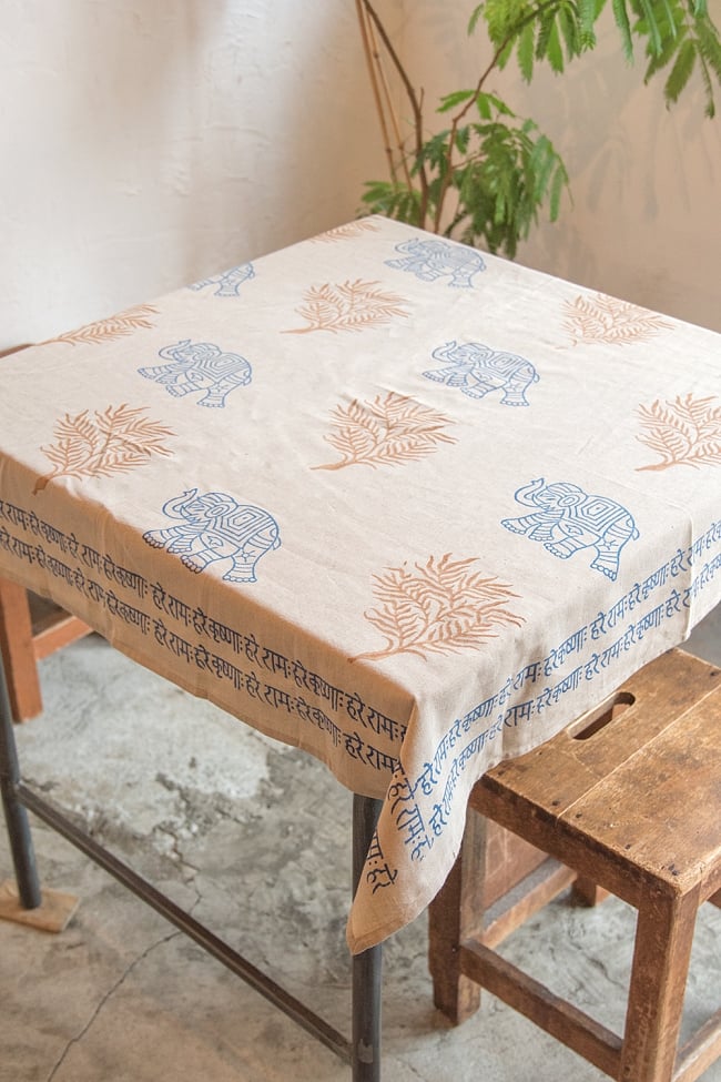 [約102cm x 約105cm]木版染め インド綿テーブルクロス  - 象と樹木の写真1枚目です。室内での使用例です。マルチクロス,インド綿 布,テーブルクロス,布