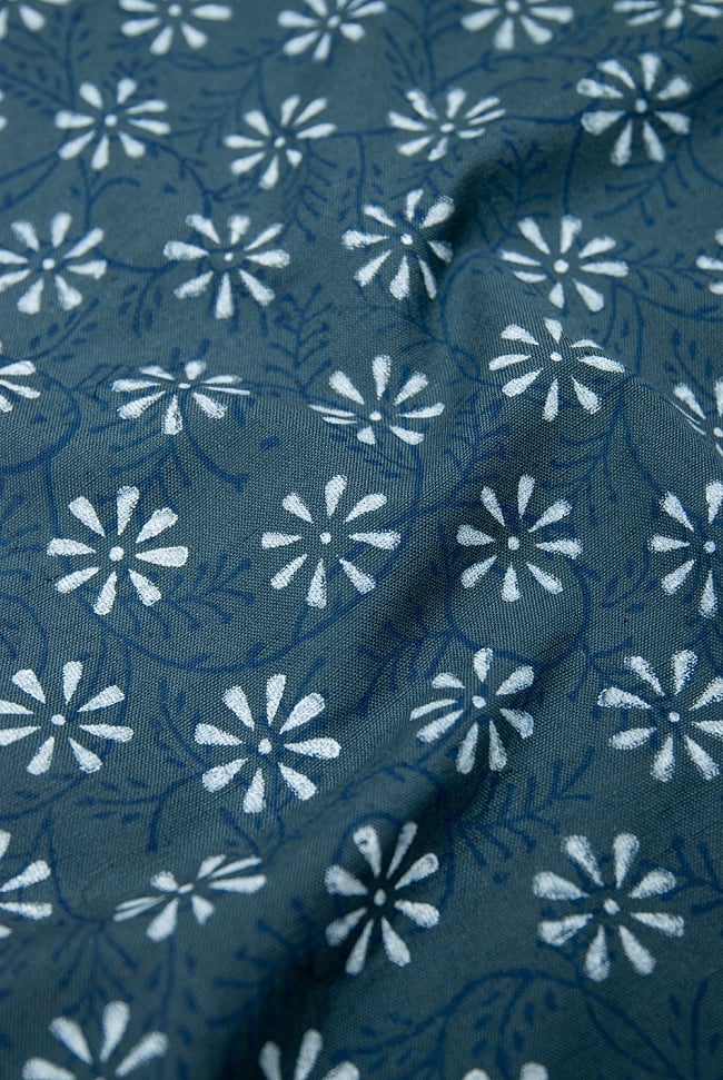[約110cm x 約107cm]木版染め インド綿テーブルクロス  - 小花柄 ネイビー 5 - 手作りの木版を使用しているので、微妙なかすれなどが雰囲気を出しています