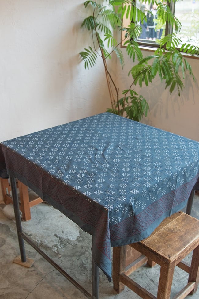 [約110cm x 約107cm]木版染め インド綿テーブルクロス  - 小花柄 ネイビーの写真1枚目です。室内での使用例です。マルチクロス,インド綿 布,テーブルクロス,布