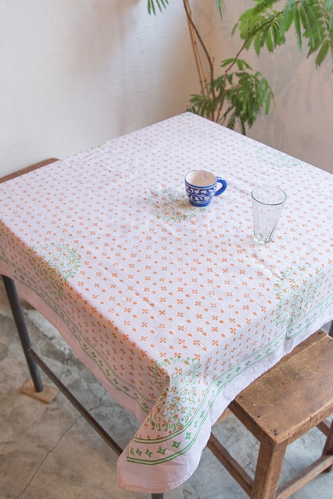 [約110cm x 約103cm]木版染め インド綿テーブルクロス  - 花柄 パステルの写真1枚目です。室内での使用例です。マルチクロス,インド綿 布,テーブルクロス,布