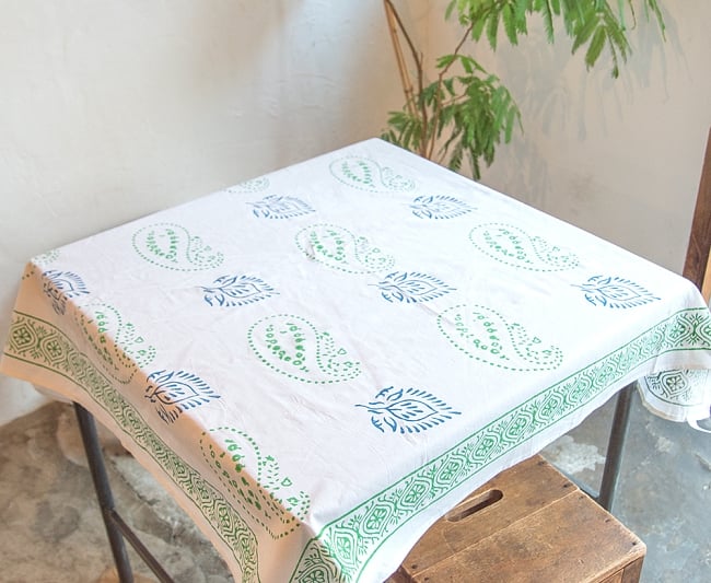 [約106cm x 約110cm]木版染め インド綿テーブルクロス  - ペイズリーの写真1枚目です。室内での使用例です。マルチクロス,インド綿 布,テーブルクロス,布
