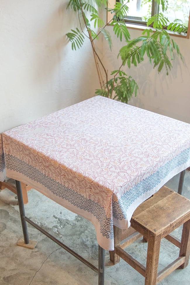 [約103cm x 約104cm]木版染め インド綿テーブルクロス  - チンツ柄の写真1枚目です。室内での使用例です。マルチクロス,インド綿 布,テーブルクロス,布