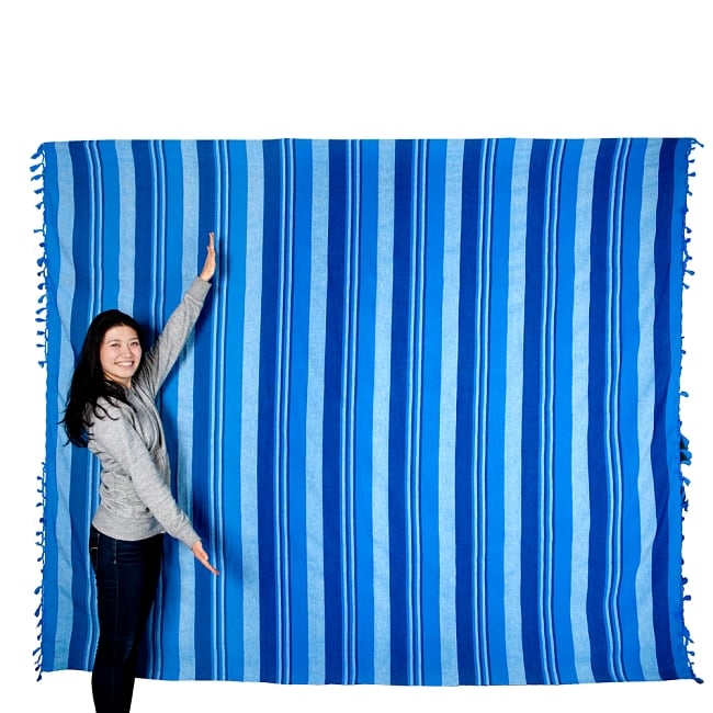〔260cm×215cm〕カディコットン風マルチクロス - 青系 7 - 色違いの商品とモデルさんのサイズ比較写真になります。ダブルベッドサイズの便利で大きな布です。