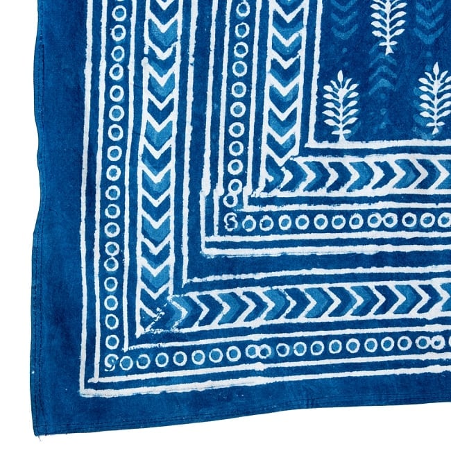 インド藍染めのマルチクロス〔約222cm×約145cm〕 3 - 縁部分の写真です