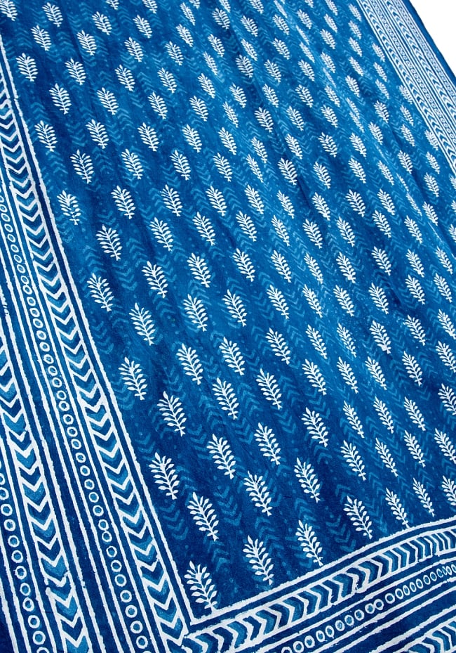 インド藍染めのマルチクロス〔約222cm×約145cm〕 4 - 斜めに撮ってみたところです