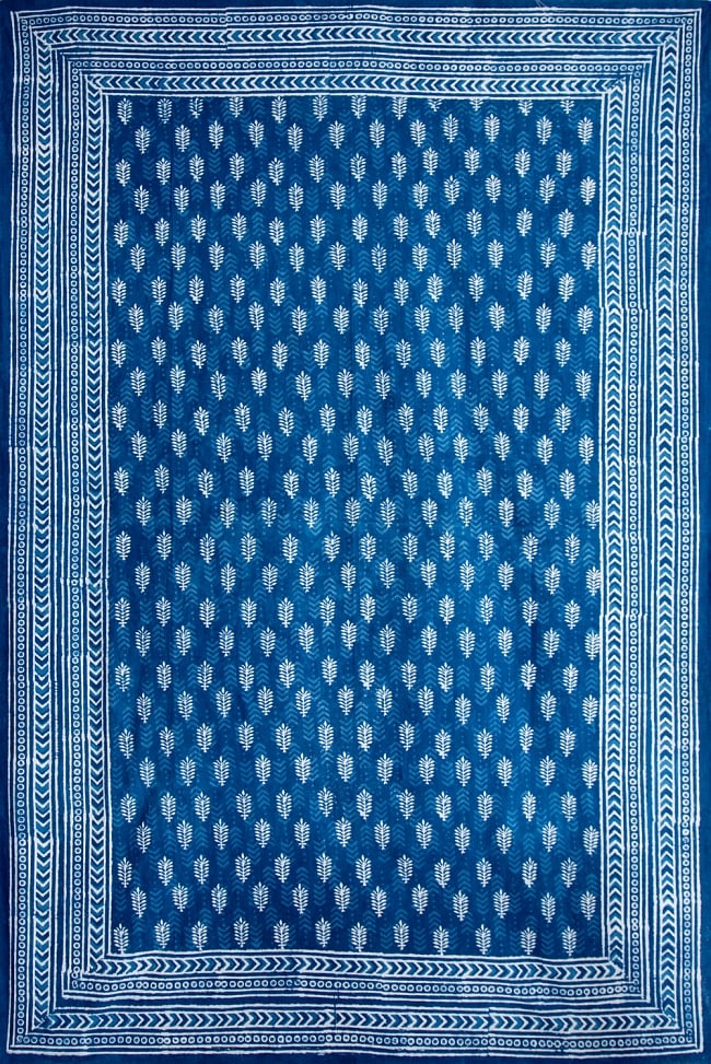 インド藍染めのマルチクロス〔約222cm×約145cm〕の写真1枚目です。インドらしいモチーフが魅力的！大きな万能マルチクロスです。ベッドカバーやソファーカバー、テーブルクロスや壁掛け、アウトドアでタープ代わりなどなど、アイデア次第で幅広く使えます！インディゴブルー,インディゴ,マルチクロス ダブル,ベッドカバー,インド綿 布,ソファーカバー,テーブルクロス,バティック