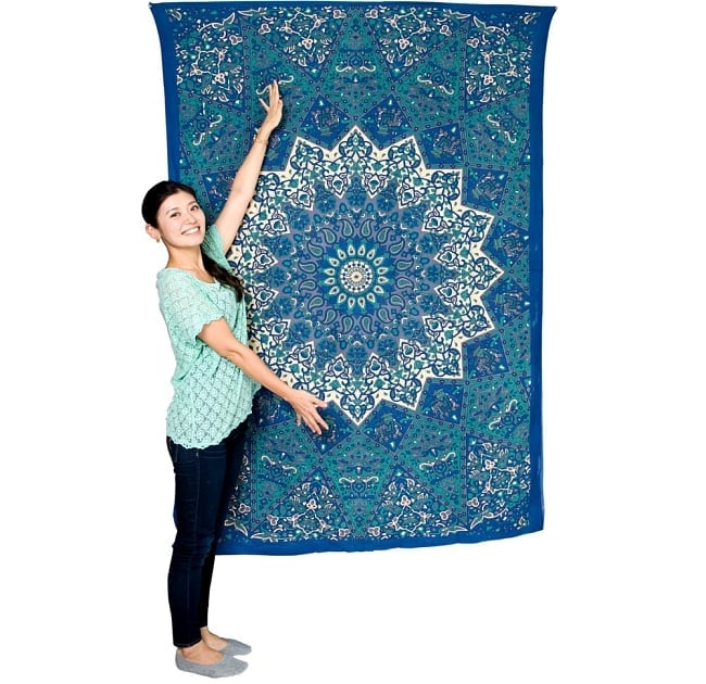 マルチクロス 円形 象と更紗模様〔200cm×134cm〕 6 - 類似サイズ品である【約194cm×約134cm程度】のマルチクロスと、モデルさんとの比較写真です。