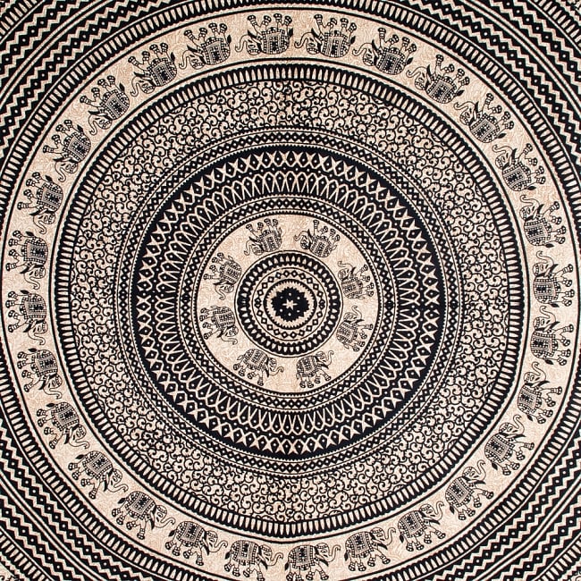 マルチクロス　円形　象さんと蔦模様　ナチュラル系〔208cm×228cm〕 2 - 中心部分の拡大写真です。とても迫力があるデザインです。