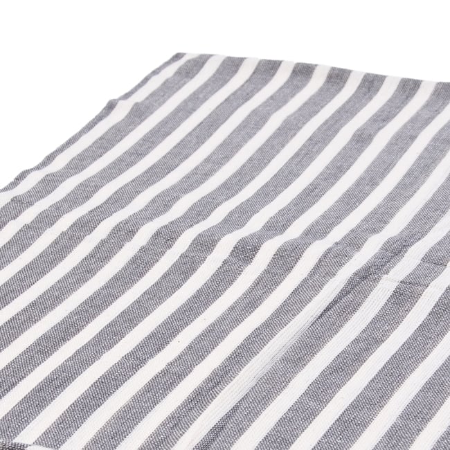 〔225cm×150cm〕柔らか手触りのイタワ織りマルチクロス - グレー×ベージュの写真1枚目です。雰囲気のあるインドらしい柄と、適度なざっくり感で、優しい風合いが魅力です。柄もあわせやすいストライプです。マルチクロス シングル,ベッドカバー,ソファーカバー,カディコットン,インド綿 布,テーブルクロス