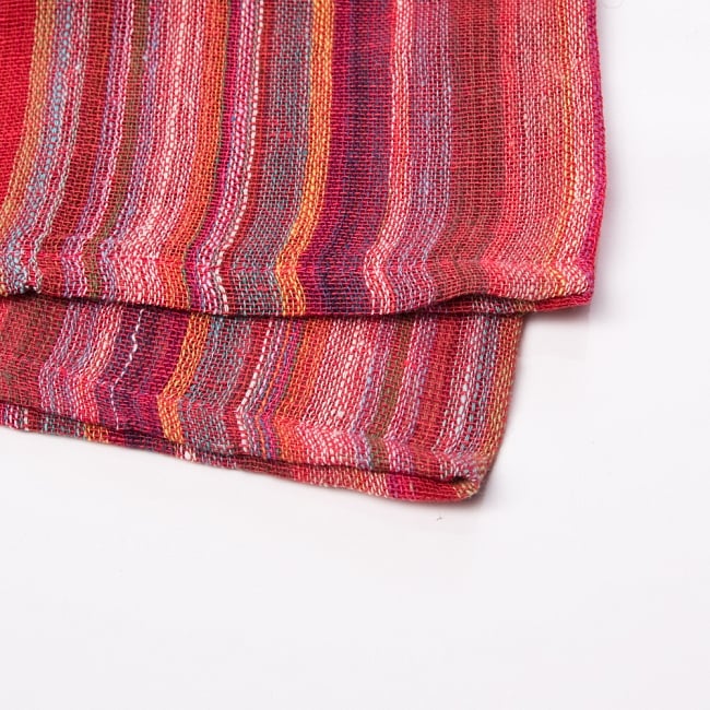 〔225cm×150cm〕柔らか手触りのイタワ織りマルチクロス - レッド 2 - 縁の部分の拡大写真です。ほつれないように折り返し裁縫されています。