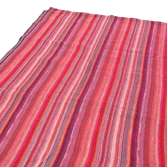 〔225cm×150cm〕柔らか手触りのイタワ織りマルチクロス - レッドの写真1枚目です。雰囲気のあるインドらしい柄と、適度なざっくり感で、優しい風合いが魅力です。柄もあわせやすいストライプです。マルチクロス シングル,ベッドカバー,ソファーカバー,カディコットン,インド綿 布,テーブルクロス