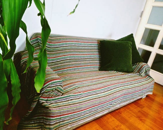 〔225cm×150cm〕柔らか手触りのイタワ織りマルチクロス - グリーン 9 - 2.5人掛けのソファー(W1430×H530×D770)での使用例です。