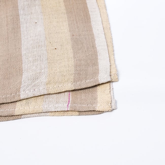 〔225cm×150cm〕柔らか手触りのイタワ織りマルチクロス - ベージュ 2 - 縁の部分の拡大写真です。ほつれないように折り返し裁縫されています。