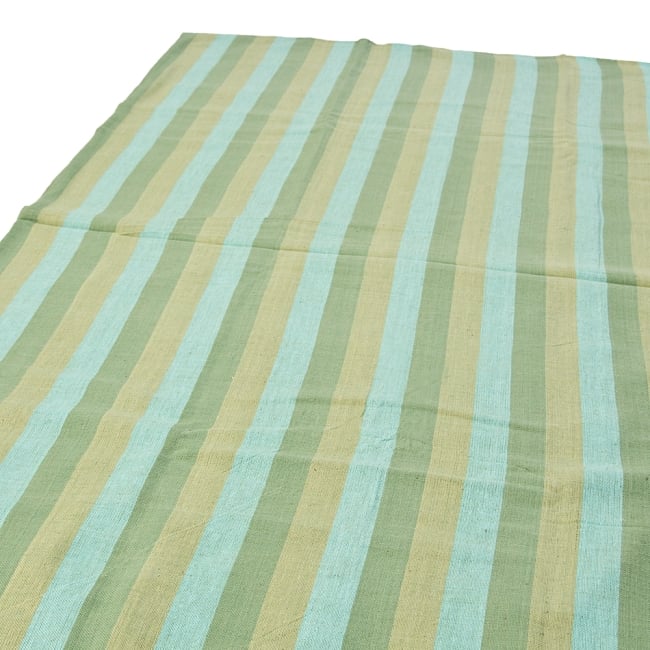 〔225cm×150cm〕柔らか手触りのイタワ織りマルチクロス - グリーンの写真1枚目です。雰囲気のあるインドらしい柄と、適度なざっくり感で、優しい風合いが魅力です。柄もあわせやすいストライプです。マルチクロス シングル,ベッドカバー,ソファーカバー,カディコットン,インド綿 布,テーブルクロス